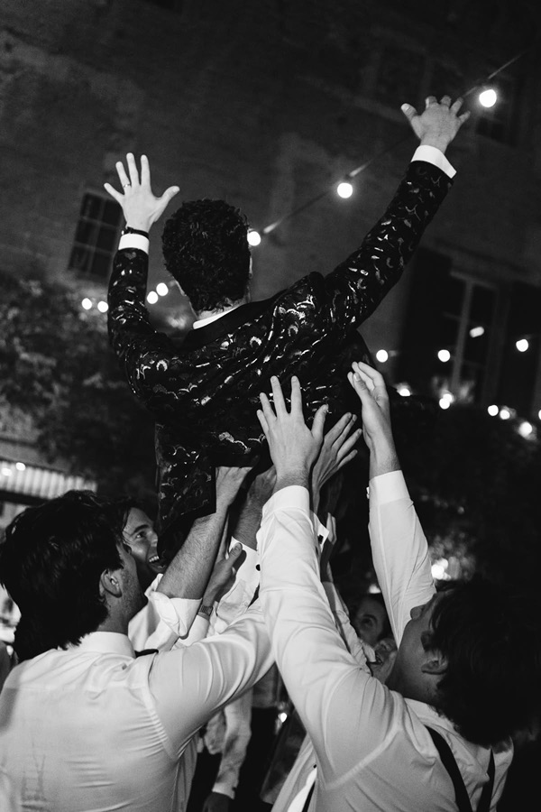 Invités les mains levées pendant une ouverture de bal